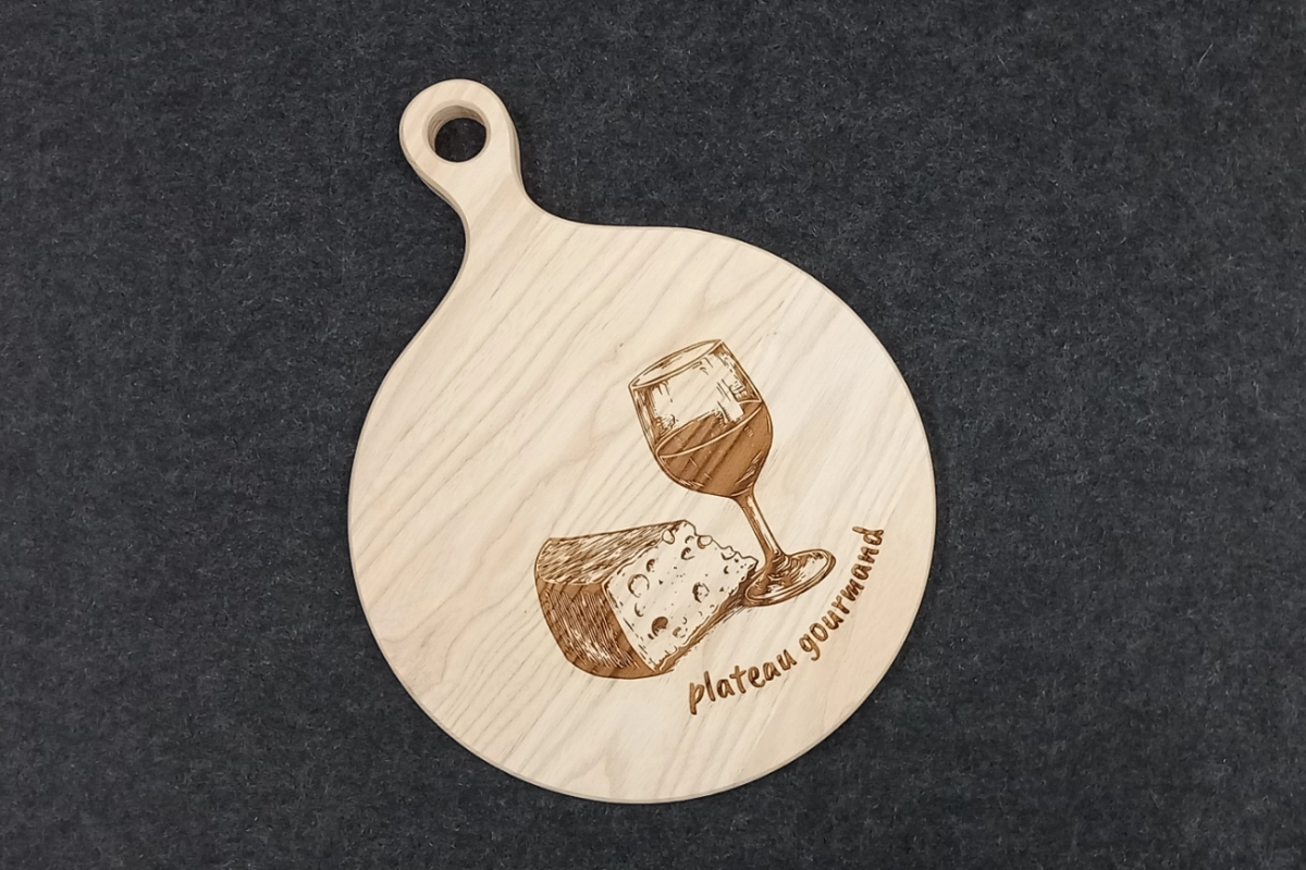 gravure laser planche à fromages en frêne
