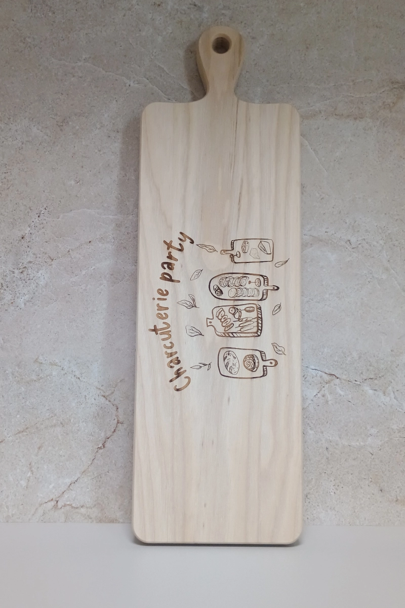 planche à charcuterie à personnalisée en frêne massif